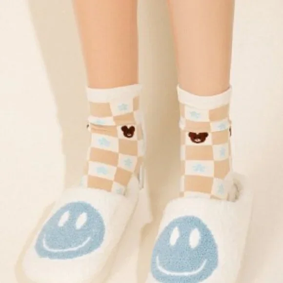 NWT Blue Happy Smiley Face Fuzzy Slippers Women's Size: 8-9 - Picture 2 of 5